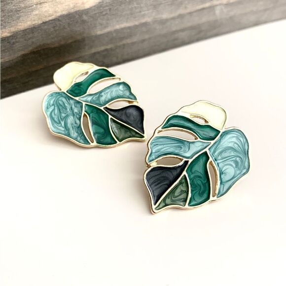 Green leaf stud earrings #1232 - Picture 1 of 4